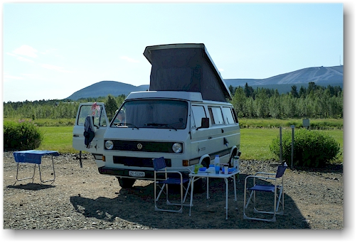 fruehstueck im schatten unseres jogi auf dem yllaeksen ykkoes caravan in aekaeslompolo, FI