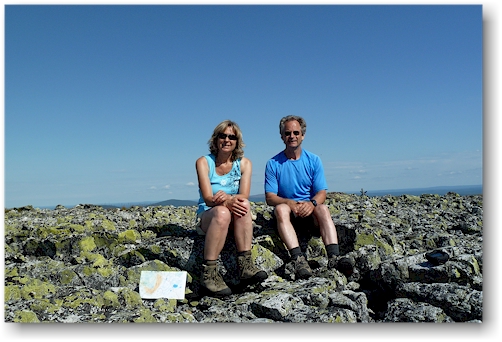 synphonie in blau - susanne und reto auf dem gipfel des pallilaki im nationalpark pallas-yllaestunturin, FI