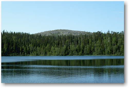 blick ueber den pyhaejaervi auf den pyhaejaervenlaki im nationalpark pallas-yllaestunturin, FI