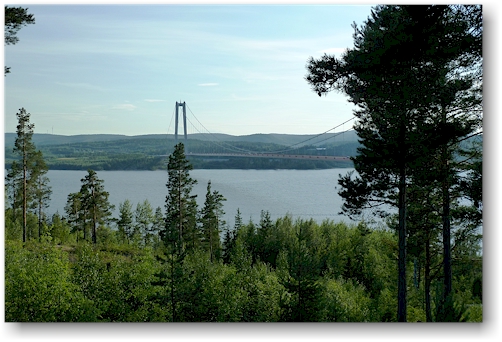 blick auf die haengebruecke vom aussichtspunkt hoega kusten