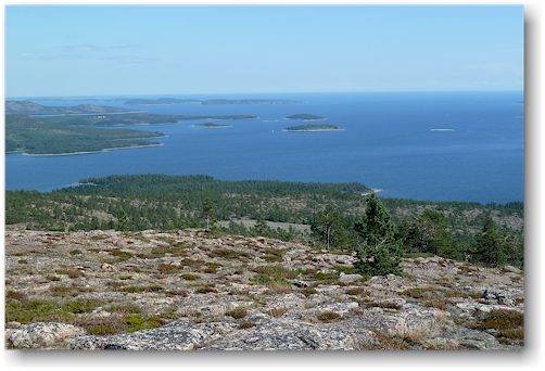 blick vom gipfel des slattdalsberget richtung naeskefjaerden im skuleskogens nationalpark