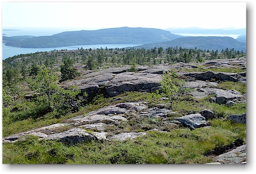 blick vom gipfel des slattdalsberget richtung naeskefjaerden im skuleskogens nationalpark