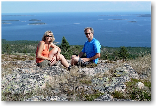 susanne und reto auf dem gipfel des slattdalsberget im skuleskogens nationalpark