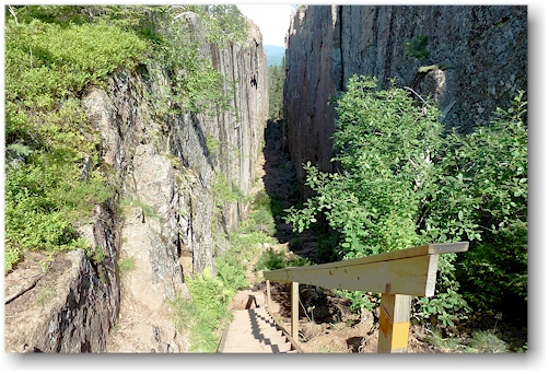 felsspalte slattdalsskrevan im skuleskogens nationalpark