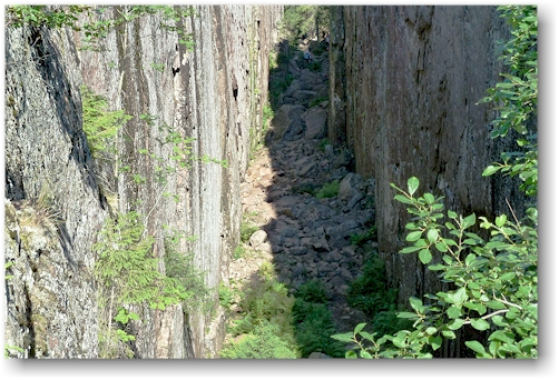 felsspalte slattdalsskrevan im skuleskogens nationalpark
