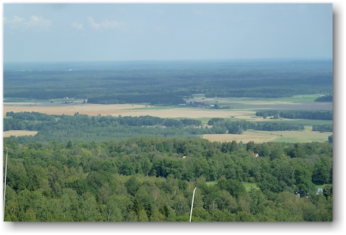 blick vom aussichtspunkt im kinnekulle naturreservat auf die ausgedehnten felder