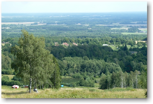blick vom aussichtspunkt im kinnekulle naturreservat auf eine kleine siedlung