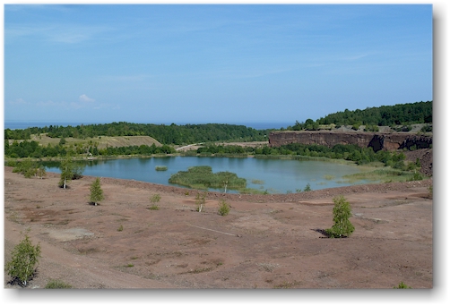 kuenstlicher see in ehemaliger kiesgrube im kinnekulle naturreservat bei haellekis, SE