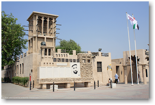 gebaeude mit kuehlturm im heritage village in dubai