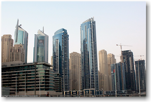 dubai in der abenddaemmerung