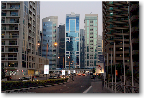 dubai in der abenddaemmerung