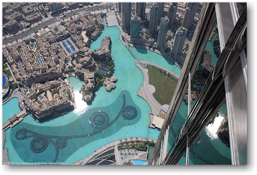blick vom burj khalifa in dubai zum brunnen am fuss des turms