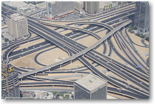 blick vom burj khalifa in dubai auf das autobahnkreuz