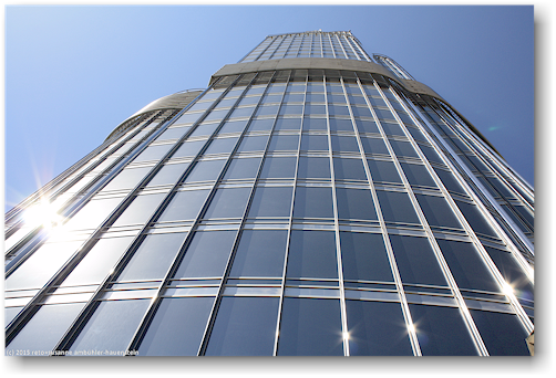 blick richtung turmspitze des burj khalifa in dubai