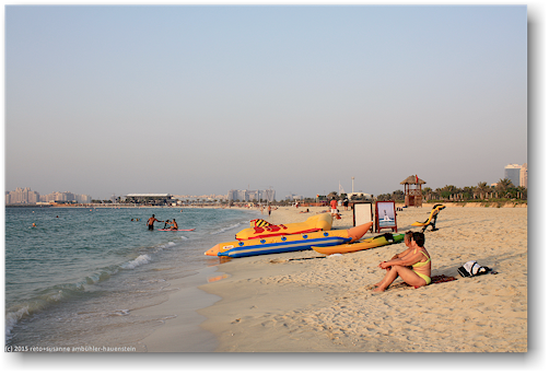 badestrand an der jumeirah beach in dubai
