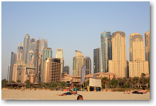 haeuserfront an der jumeirah beach in dubai