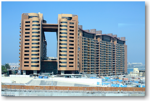 gebaeudekomplex auf palm jumeirah in dubai