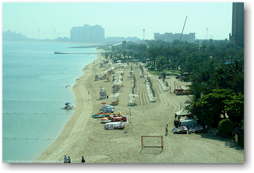sandstrand auf palm jumeirah in dubai