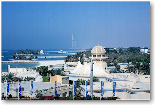 blick aus dem monorail auf den strand von palm jumeirah in dubai