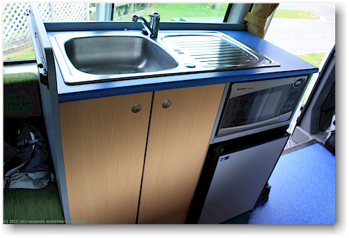 VW campervan LT 35 KoruS/T2BerthXL von wendekreisen - spuehlbecken, geschirrschrank, microwave und kuehlschrank