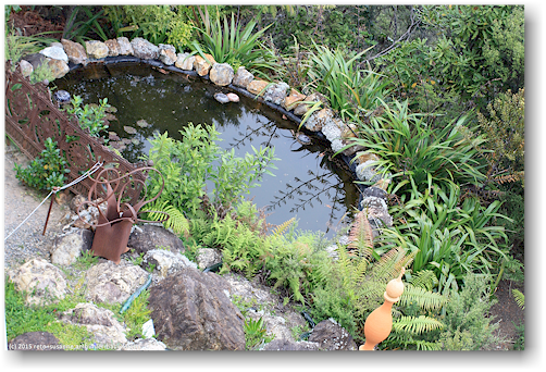 brunnen am fuss des eyefull tower am ende der gleisstrecke der driving creek railroad bei coromandel