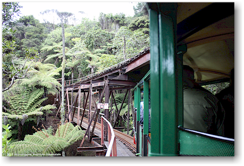 unteres gleis der double deck bridge (doppelstoeckige bruecke) der driving creek railroad bei coromandel