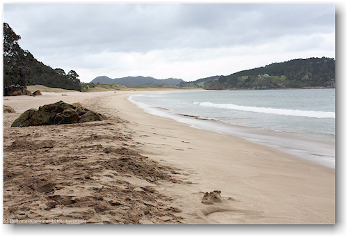 strand der hot water beach bei flut