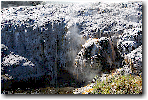 gesteinsformation beim pohutu geyser im te puia in rotorua