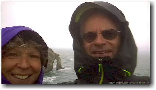 susanne und reto im regen vor dem arch in the rock beim puponga farm park
