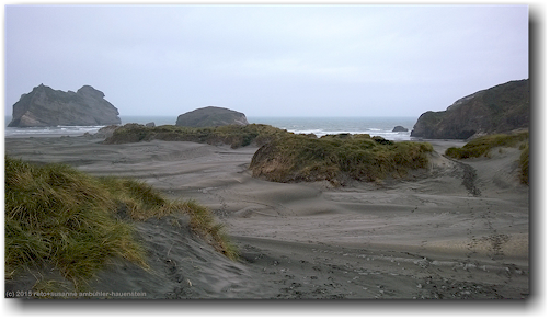 sandduenen und archway islands an der wharariki beach beim puponga farm park