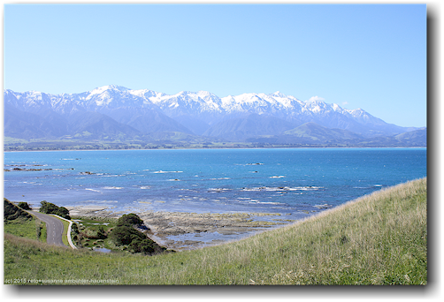 blick von der kaikoura peninsula auf die bucht und die dahinterliegenden berge