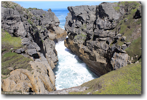 natuerlicher wassergraben an der kueste bei den pancake rocks