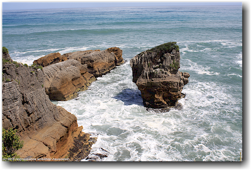 felsklotz an der kueste bei den pancake rocks