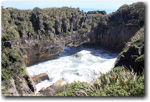 natuerliches wasserloch bei den pancake rocks