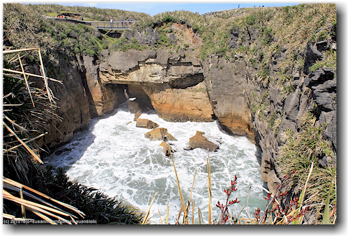 natuerliches wasserloch bei den pancake rocks