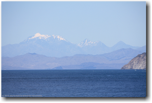 blick von der cook strait auf die schneebedeckten gipfel auf der suedinsel
