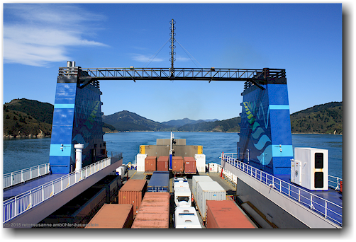 blick auf das lastwagendeck und den tory channel
