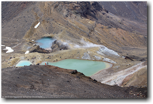 tongariro alpine crossing track: blick vom red crater auf die emerald lakes