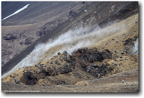 tongariro alpine crossing track: geothermisch aktive zone am red crater
