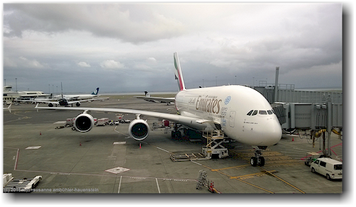 airbus A380 der emirates auf dem flughafen in auckland