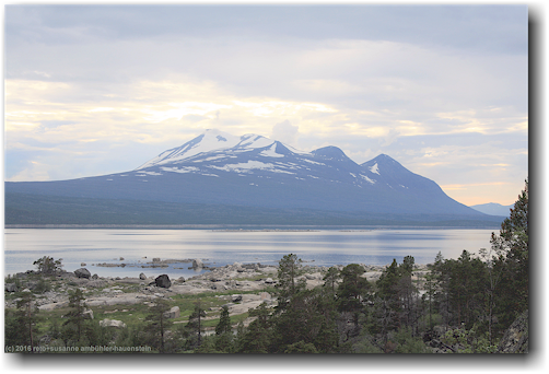 schneeberge jenseits des alemusjaure im stora sjoefallets nationalpark