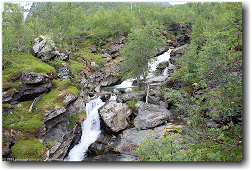 wasserfall im karnjelajakka entlang des kungsleden im stora sjoefallets nationalpark