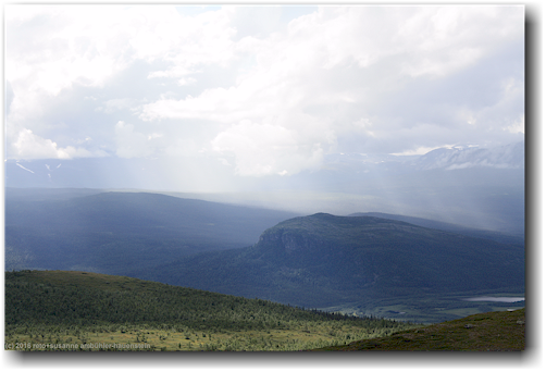 blick vom gipfel des sjnjerak richtung westen mit regenwand hinter dem miertekjaure