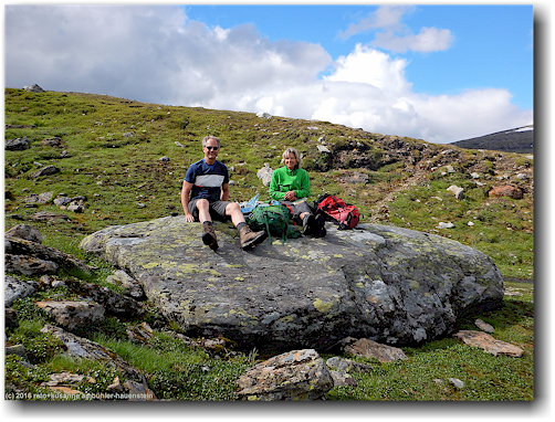 reto und susanne auf einem felsen im tal des vaester syterbaecken