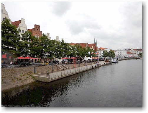gartenrestaurants entlang der obertrave auf der altstadtinsel von luebeck