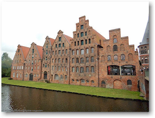 backsteinhaeuser am ufer der trave beim holstentor in luebeck