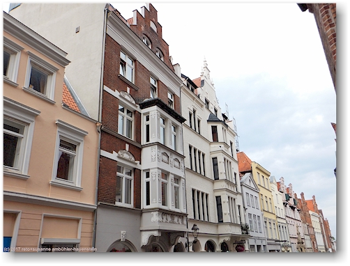 wunderschoen renovierte hausfassaden auf der altstadtinsel von luebeck