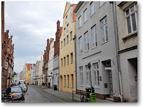 wunderschoen renovierte hausfassaden auf der altstadtinsel von luebeck