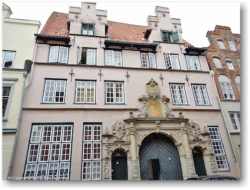 wunderschoen renovierte hausfassaden auf der altstadtinsel von luebeck