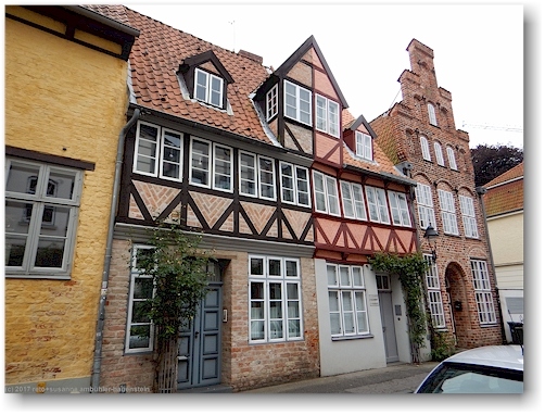 wunderschoen renovierte hausfassaden auf der altstadtinsel von luebeck